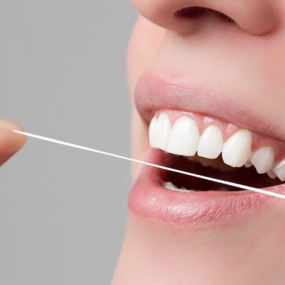 El hilo dental, un gran aliado para tu salud oral